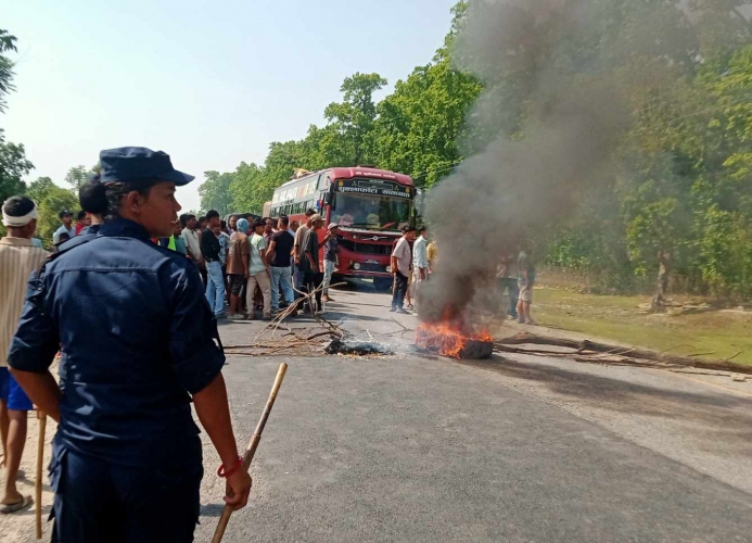 कञ्चनुरको कृष्णपुरमा महेन्द्र राजमार्ग अवरुद्ध