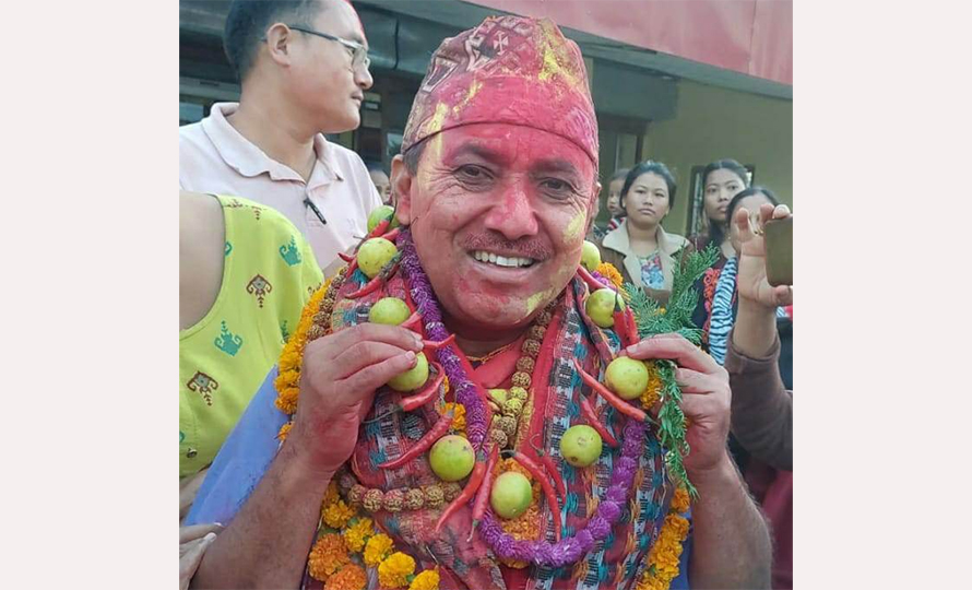 विश्वप्रकाशलाई कागती र खुर्सानीको माला