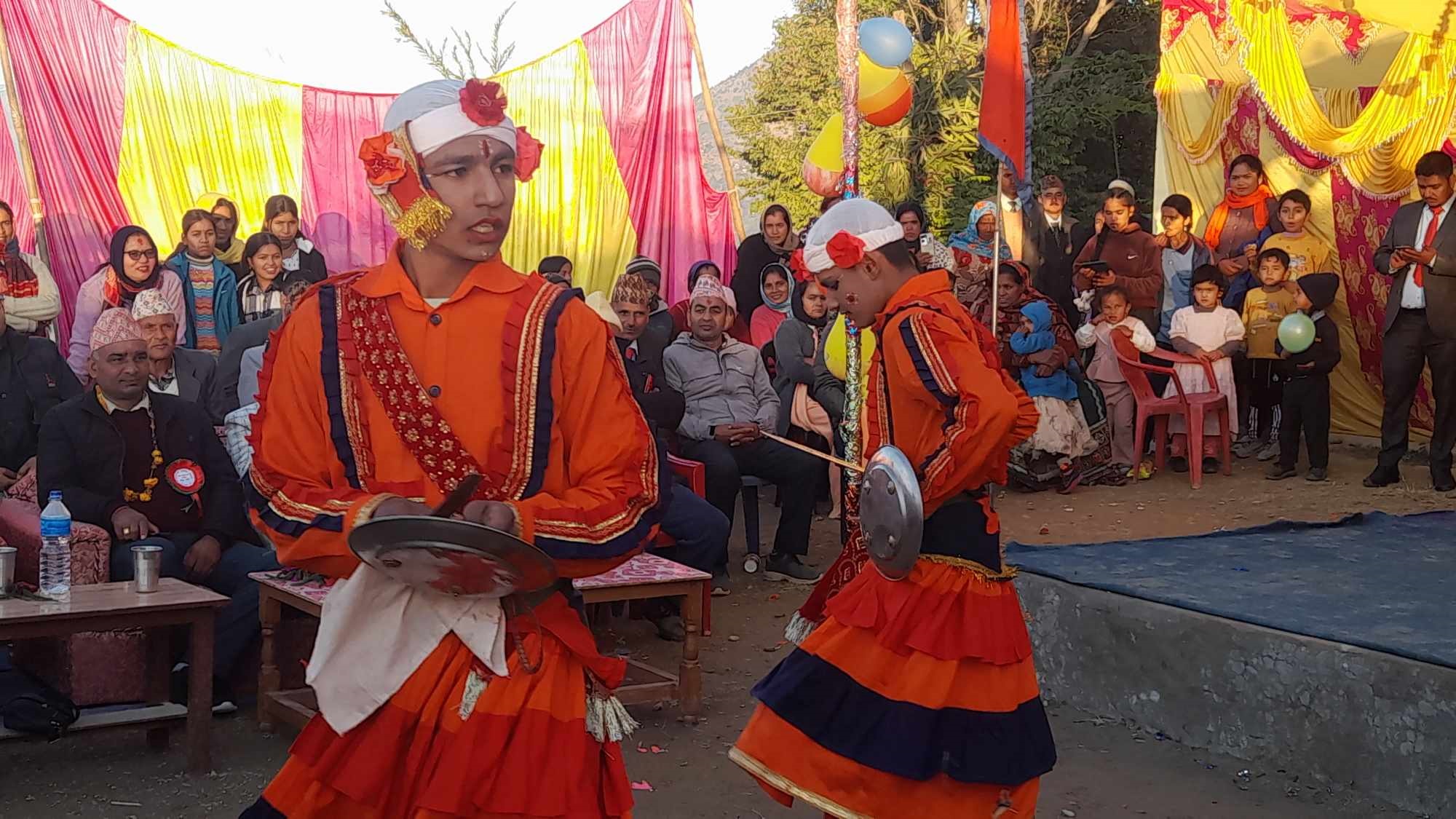 बैतडीमा परम्परागत छलिया नाच जोगाउन विद्यार्थीहरुले थालेका प्रयास