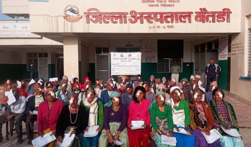 बैतडीमा आँखा शिविरबाट १ सय ४५ जनाले लिए सेवा