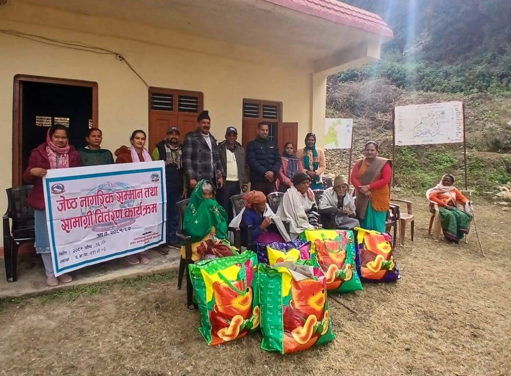 बैतडीको दशरथचन्दमा ११७ जना जेष्ठ नागरिकलाई सम्मान र न्यानो सामग्री वितरण