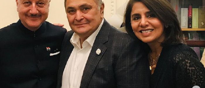 नीतूलाई भेटेर भावुक भए अनुपम खेर ,ऋषि कपूरलाई सम्झेर झारे आँशु