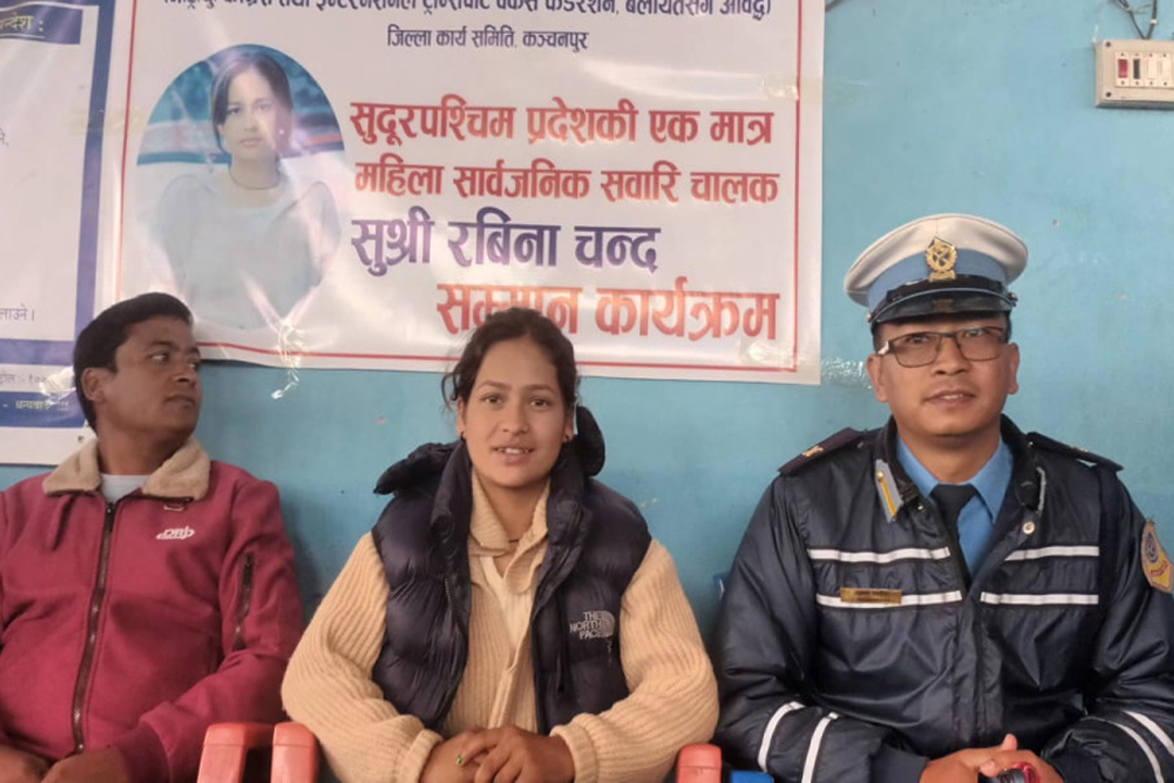 बैतडीकी सार्वजनिक सवारी चालक रविना चन्द सम्मानित