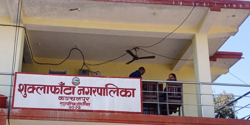 वडा कार्यालयको पहलमा विपन्नलाई बीमा