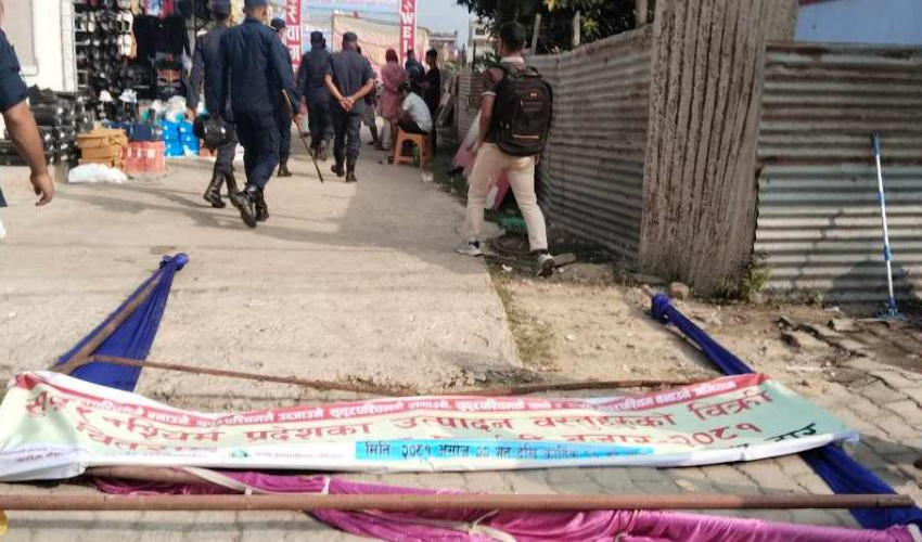 अत्तरियामा आयोजना हुने प्रदर्शनी बजार सञ्चालनमा नआउँदै तोडफोड